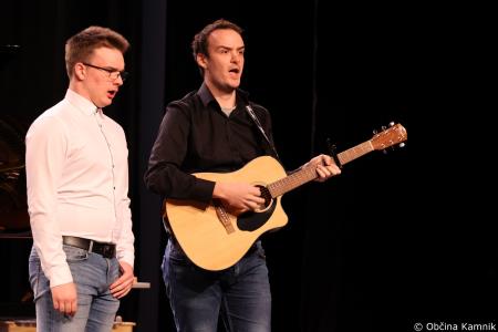 A me slišiš Pet čevljev merim, palcev pet (39)